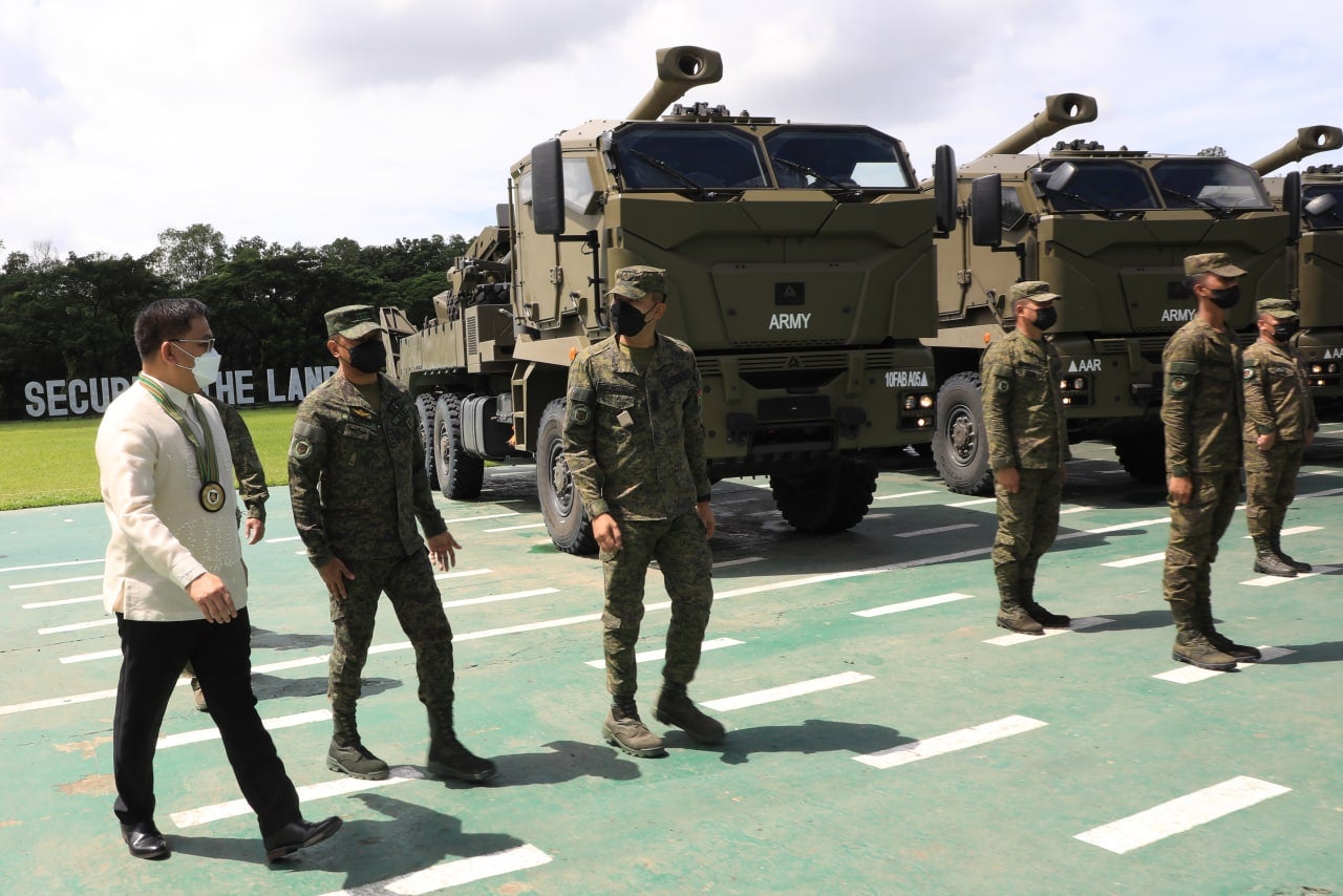 Philippine Army Deploys Brand New Self Propelled Guns For The First   Inspect 