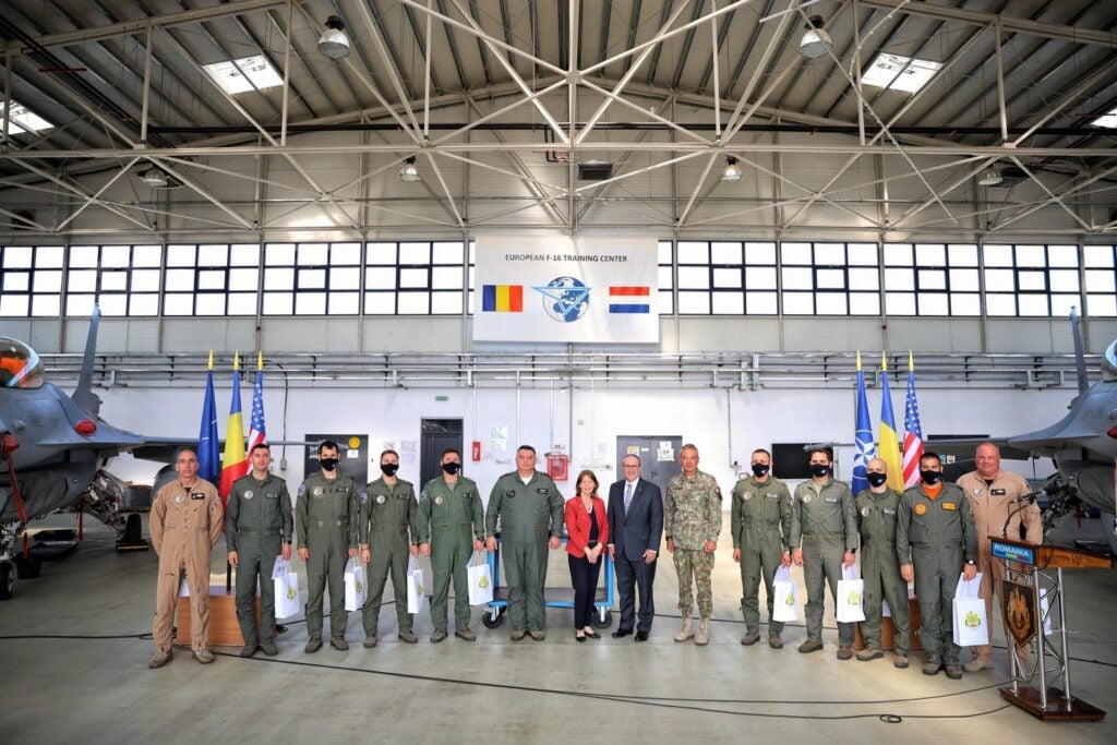 The first graduates of the European F-16 Training Center with officials from the Romanian government (Romanian Air Force)