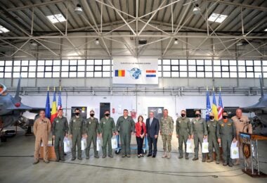 The first graduates of the European F-16 Training Center with officials from the Romanian government (Romanian Air Force)