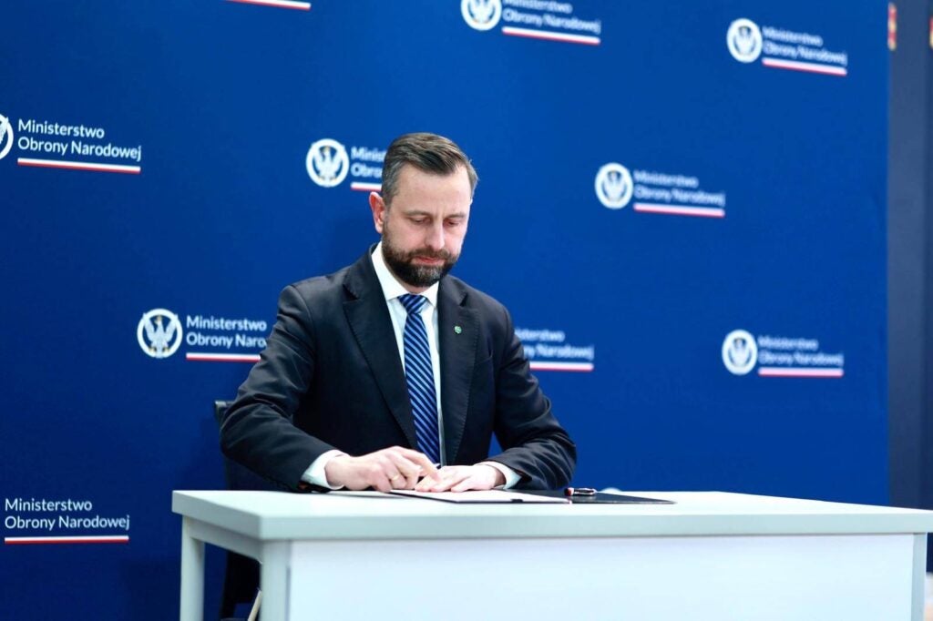 Polish Deputy Prime Minister and Minister of National Defence Władysław Kosiniak-Kamysz ceremonially signs the contract for the purchase of AARGM-ER missiles (Polish Defense Ministry)